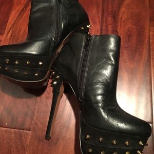 Black color half boot